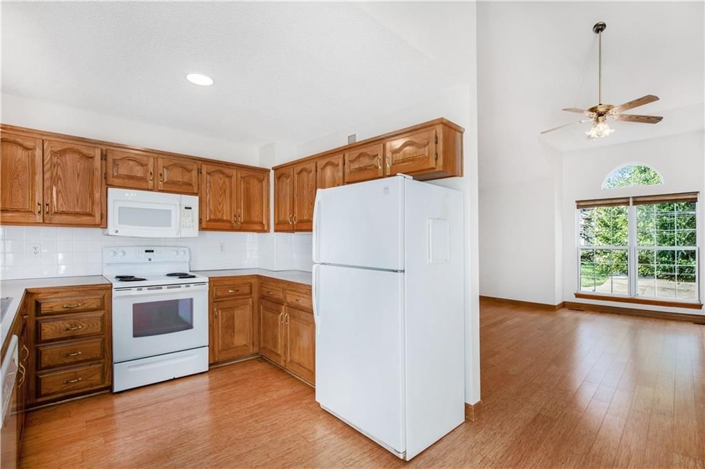 Photo 10 of 26 - 17611 W 111th Terrace