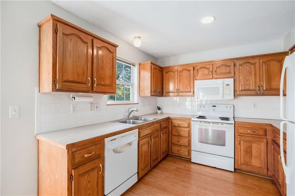 Photo 11 of 26 - 17611 W 111th Terrace