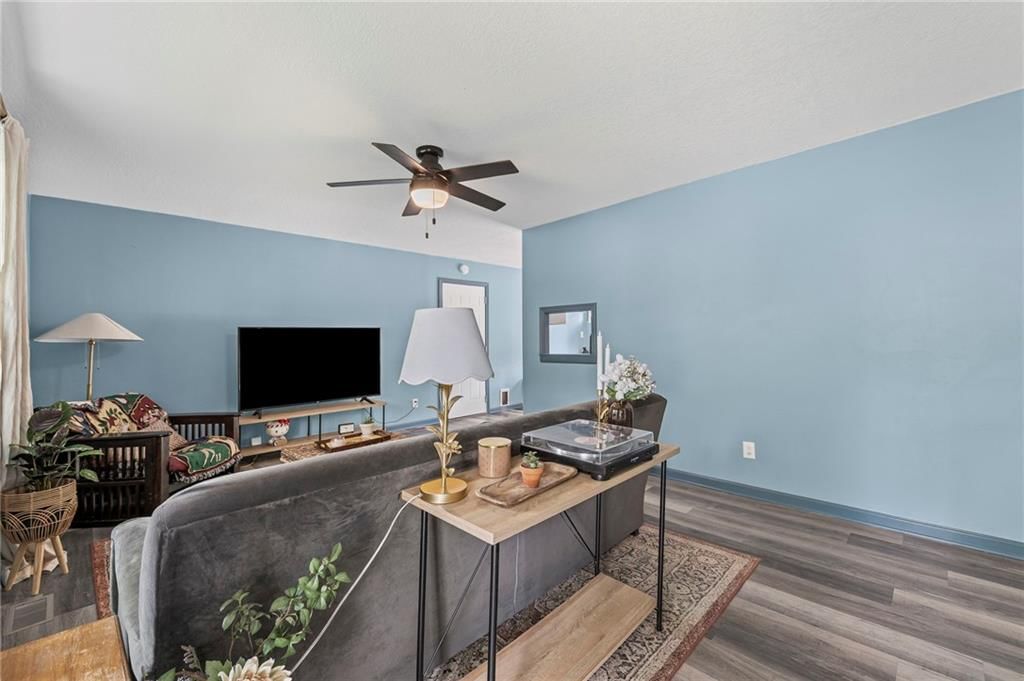 Photo 6 of 25 - 1520 E 18th Street