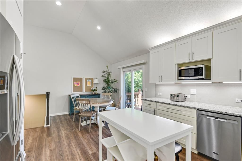 Photo 8 of 25 - 16113 S COLE Street