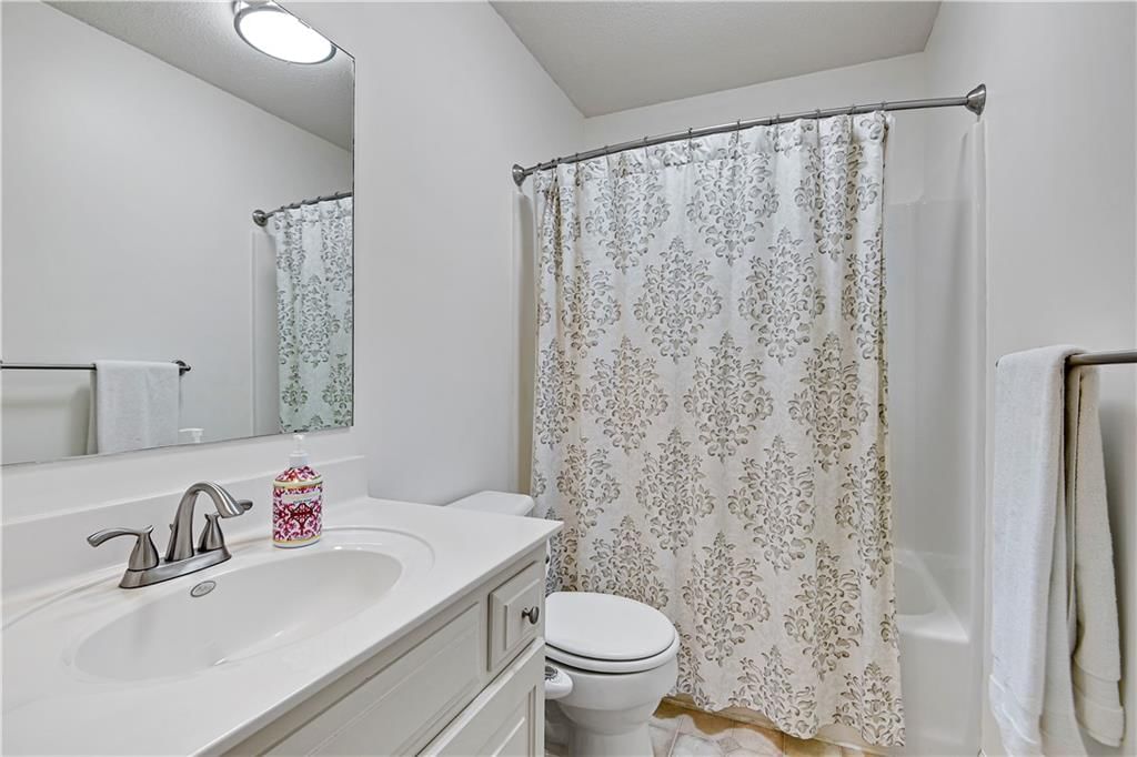 Photo 16 of 25 - 16113 S COLE Street