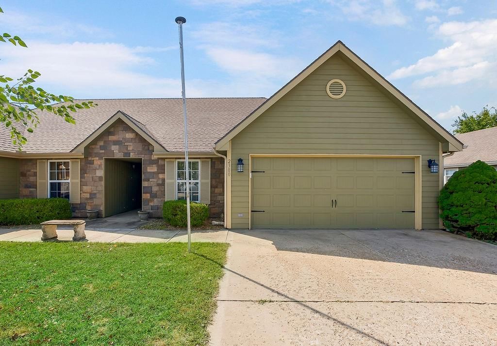 2300 E Sycamore Street, Tonganoxie, KS