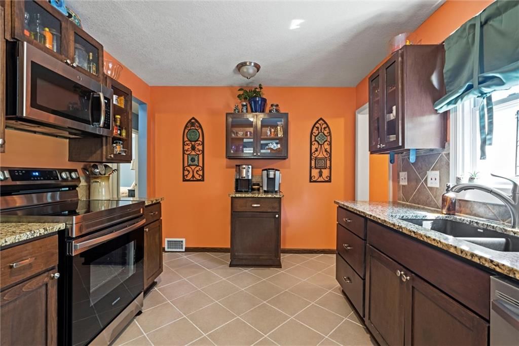 Photo 13 of 30 - 3615 N WALROND Avenue