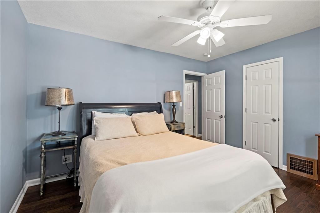 Photo 21 of 30 - 3615 N WALROND Avenue