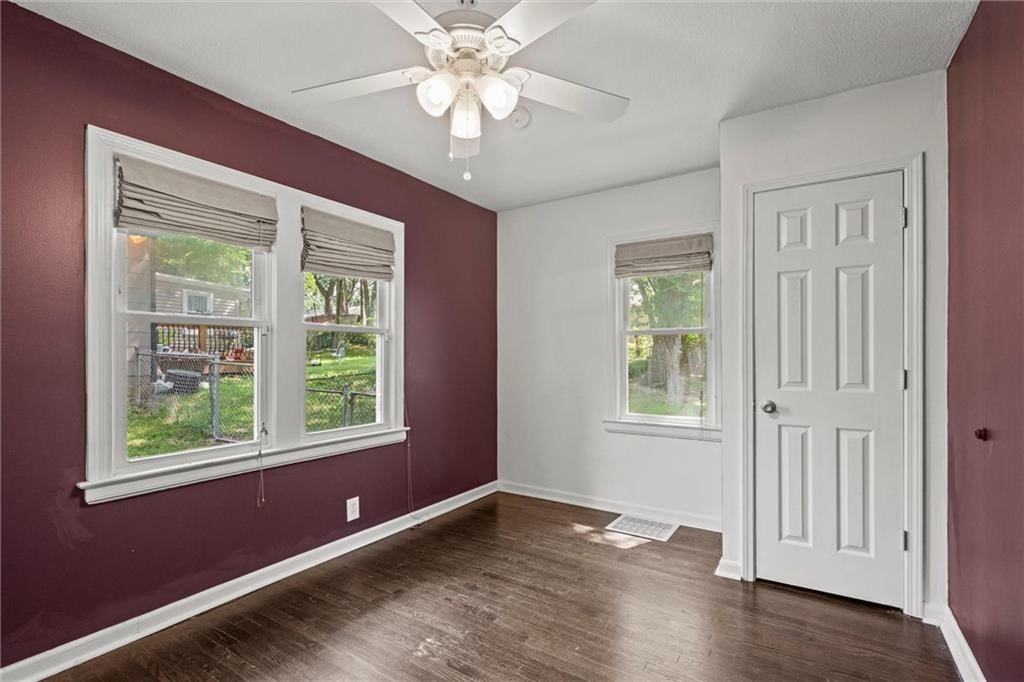 Photo 22 of 30 - 3615 N WALROND Avenue