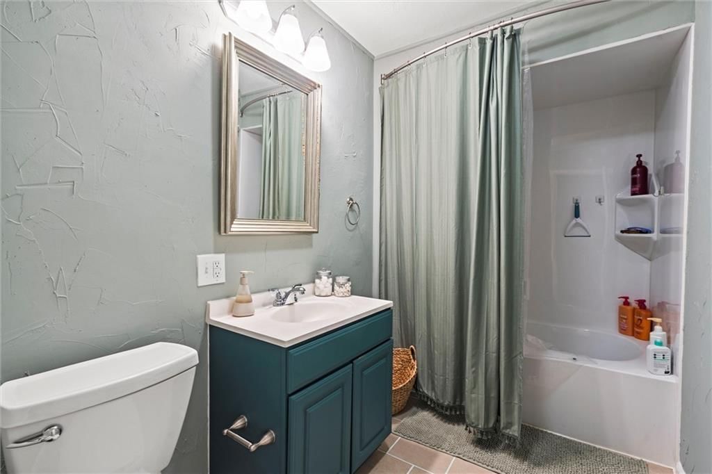 Photo 26 of 30 - 3615 N WALROND Avenue