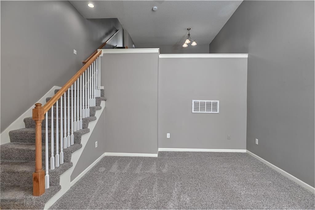 Photo 4 of 35 - 264 N Hedge Lane