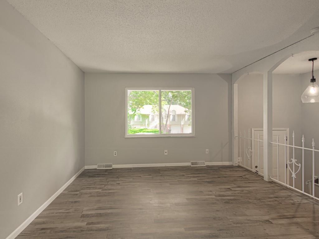 Photo 5 of 28 - 300 SW Sandstone Drive