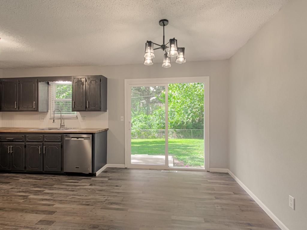 Photo 7 of 28 - 300 SW Sandstone Drive