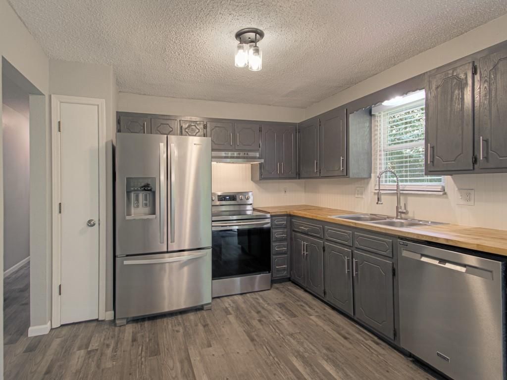 Photo 9 of 28 - 300 SW Sandstone Drive