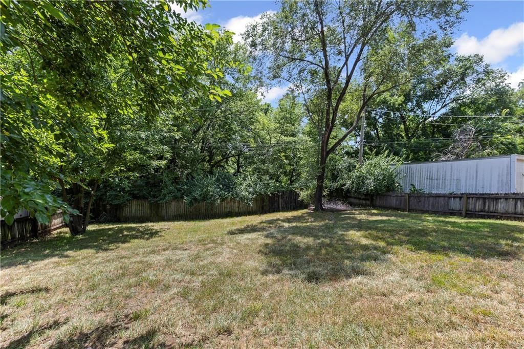 1425 W Poplar Street — photo 17