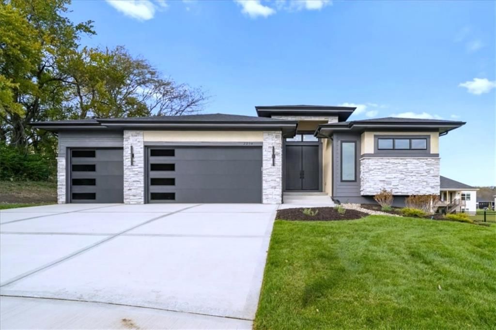 2234 SW Heartland Court, Lee's Summit, MO