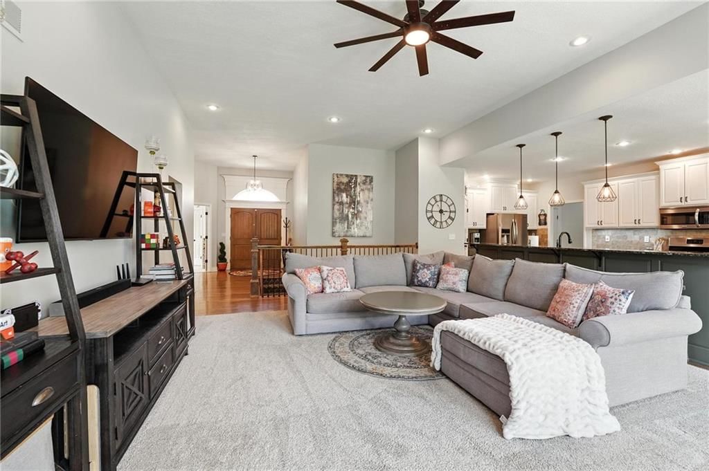 Photo 5 of 28 - 6025 Vardon Drive