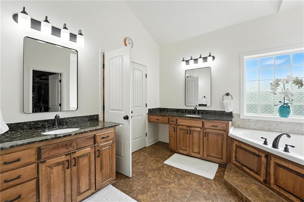 Photo 11 of 28 - 6025 Vardon Drive