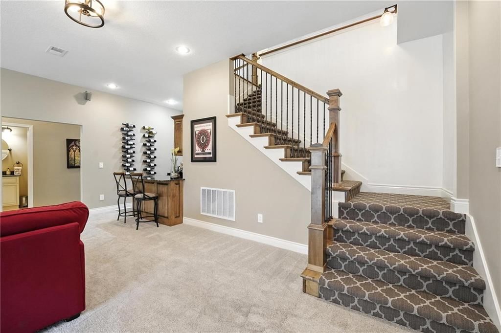 Photo 15 of 28 - 6025 Vardon Drive