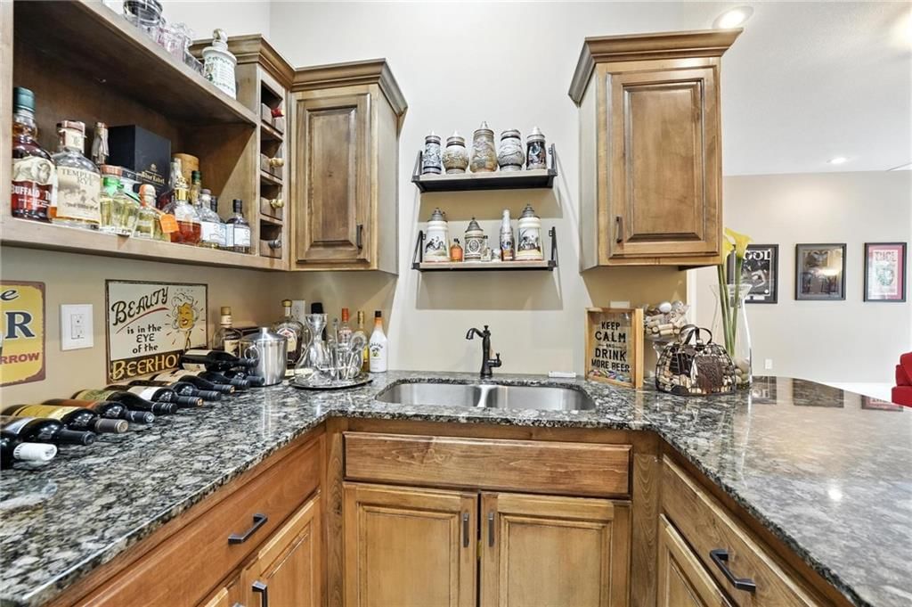 Photo 18 of 28 - 6025 Vardon Drive