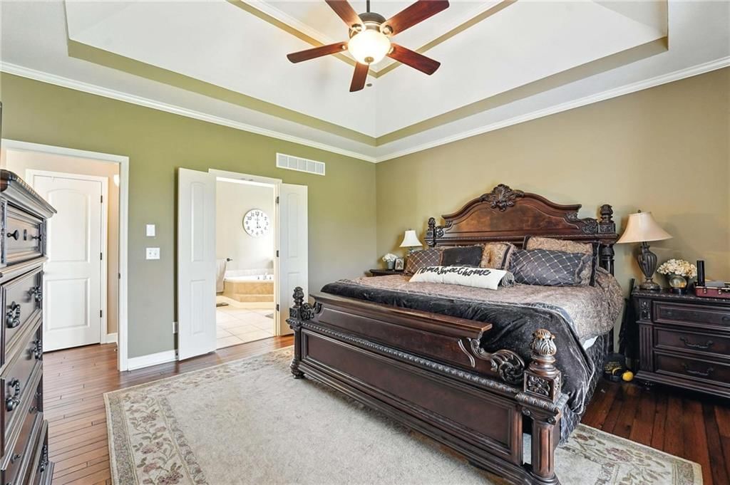Photo 14 of 37 - 2211 NW Hedgewood Drive