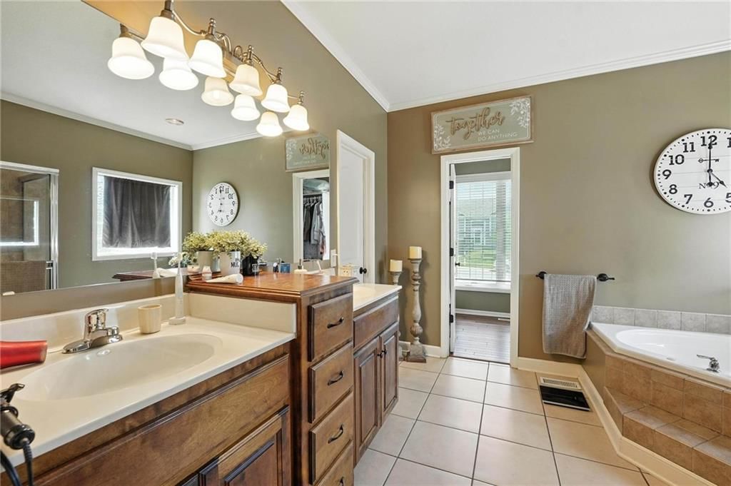 Photo 15 of 37 - 2211 NW Hedgewood Drive