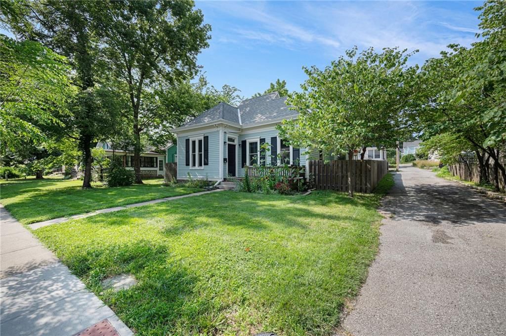 Photo 2 of 30 - 334 W Kansas Street