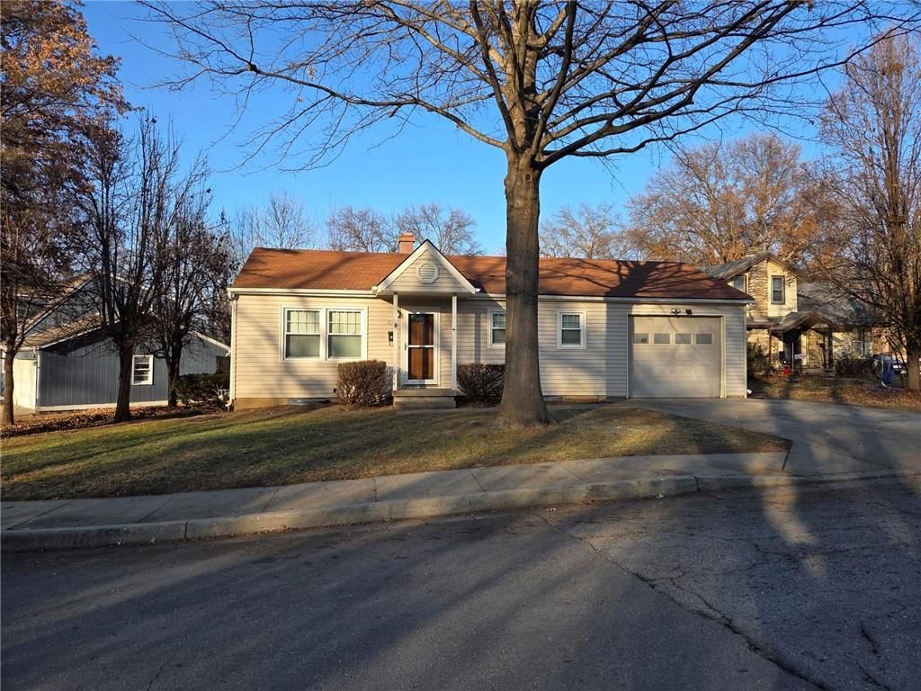 832 W Charles Street — photo 1