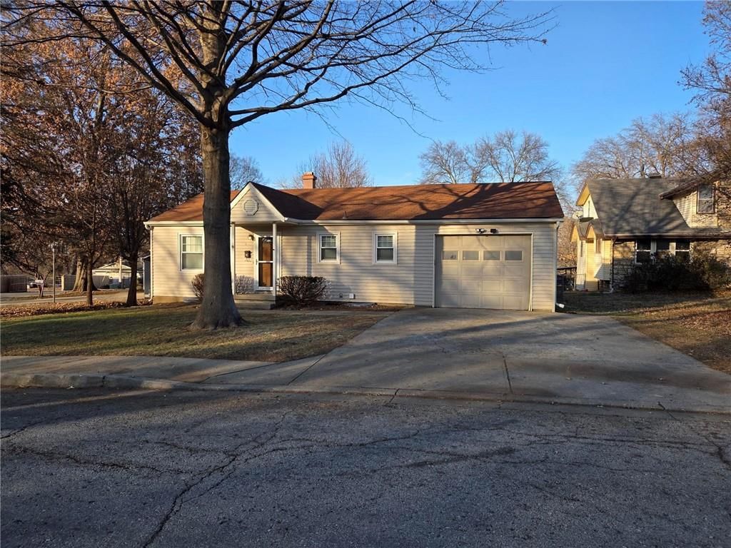 832 W Charles Street — photo 2