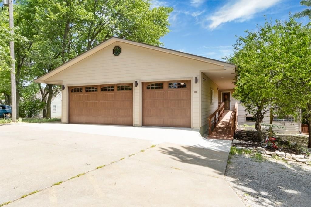284 W Flint Hills Drive, Alma, KS