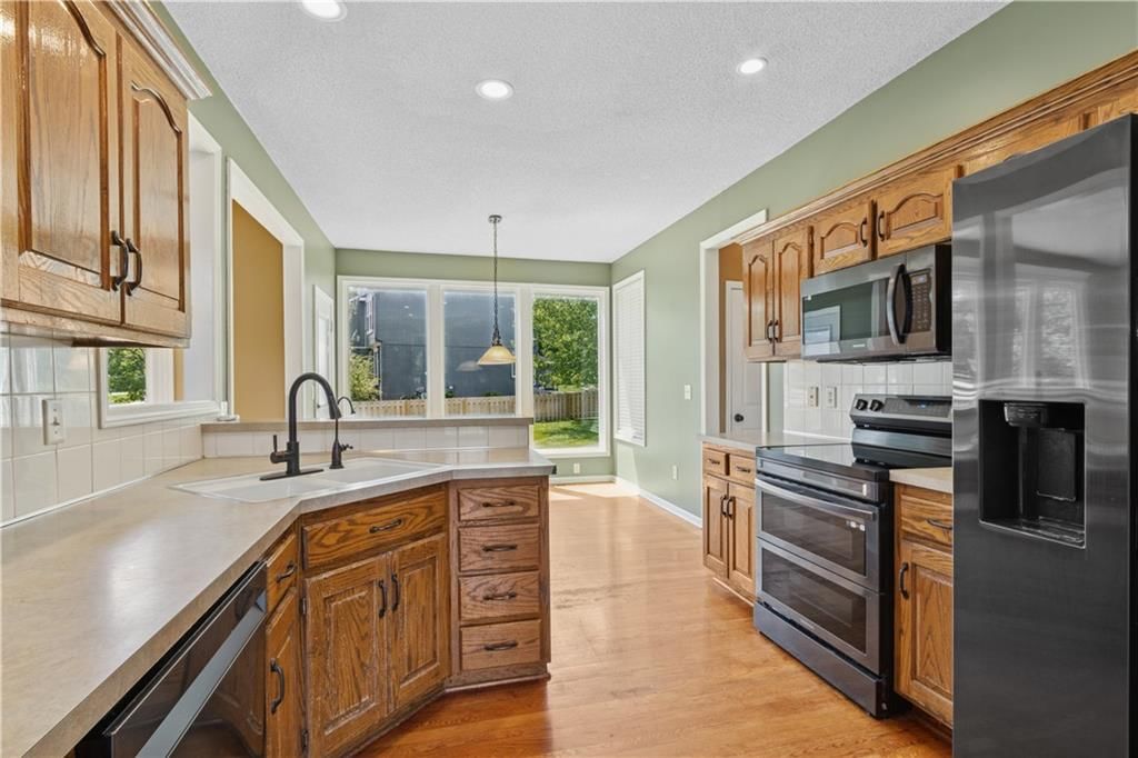 Photo 9 of 23 - 15238 S Albervan Street