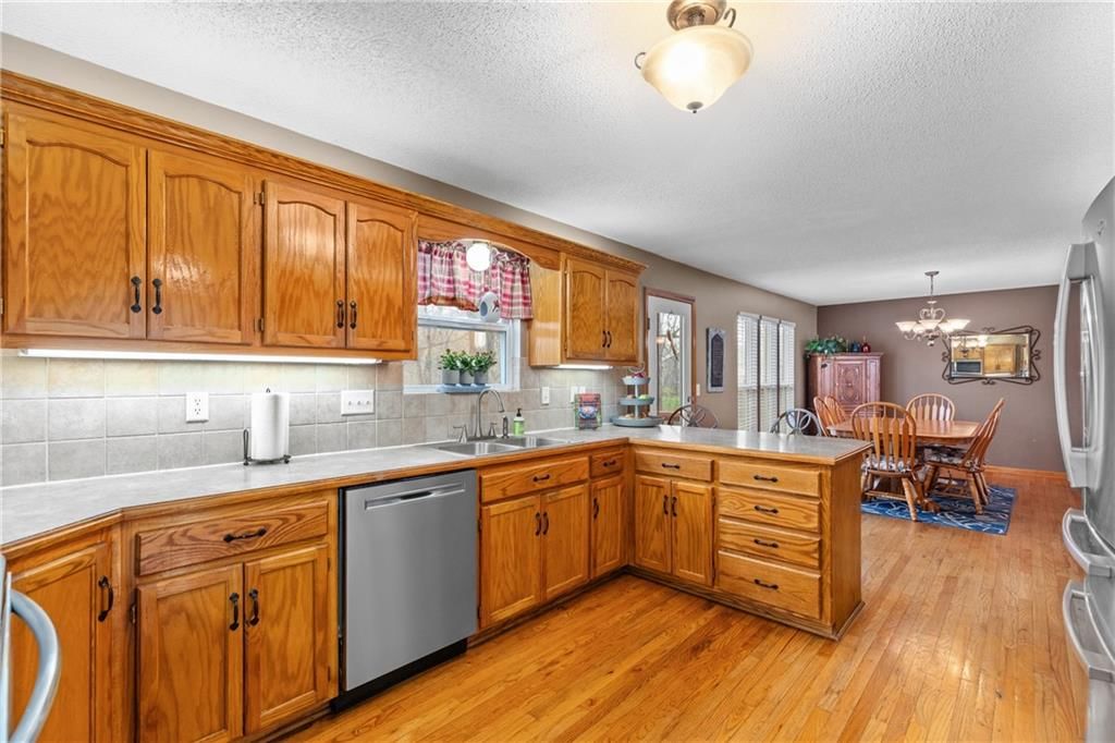 Photo 12 of 35 - 808 S Mohican Drive