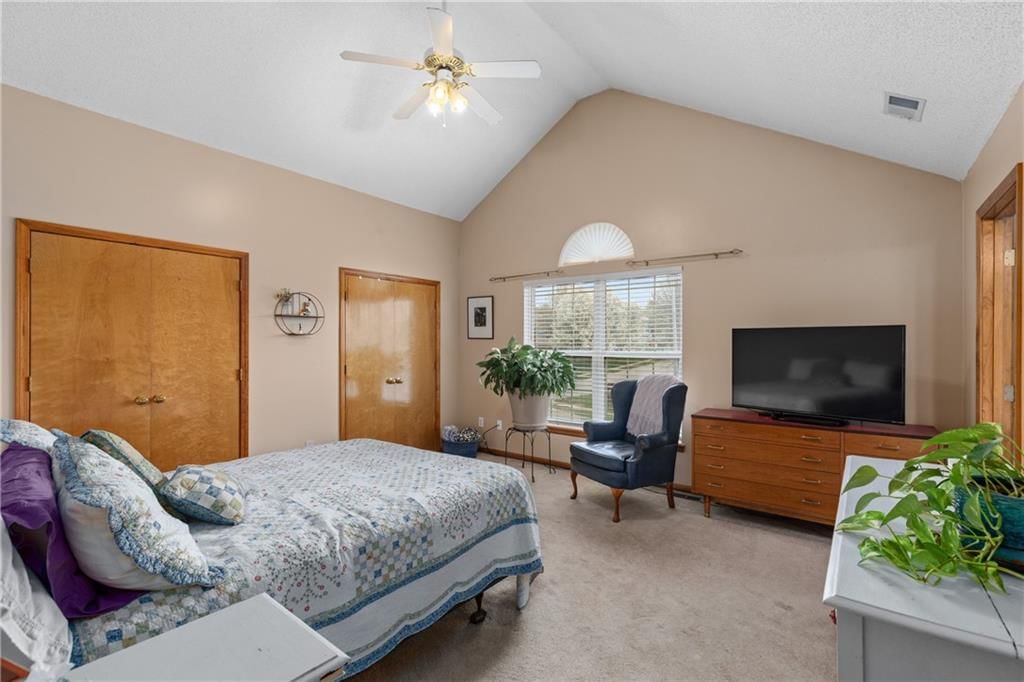 Photo 16 of 35 - 808 S Mohican Drive