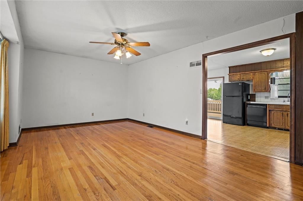 105 N Austin Street — photo 6