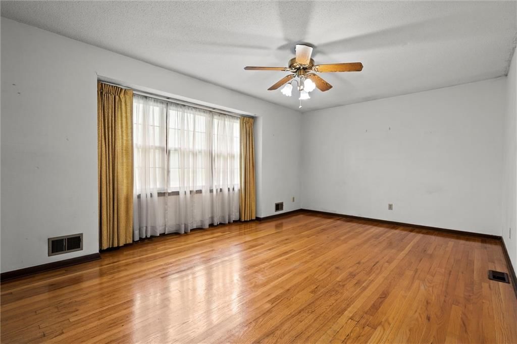 105 N Austin Street — photo 7