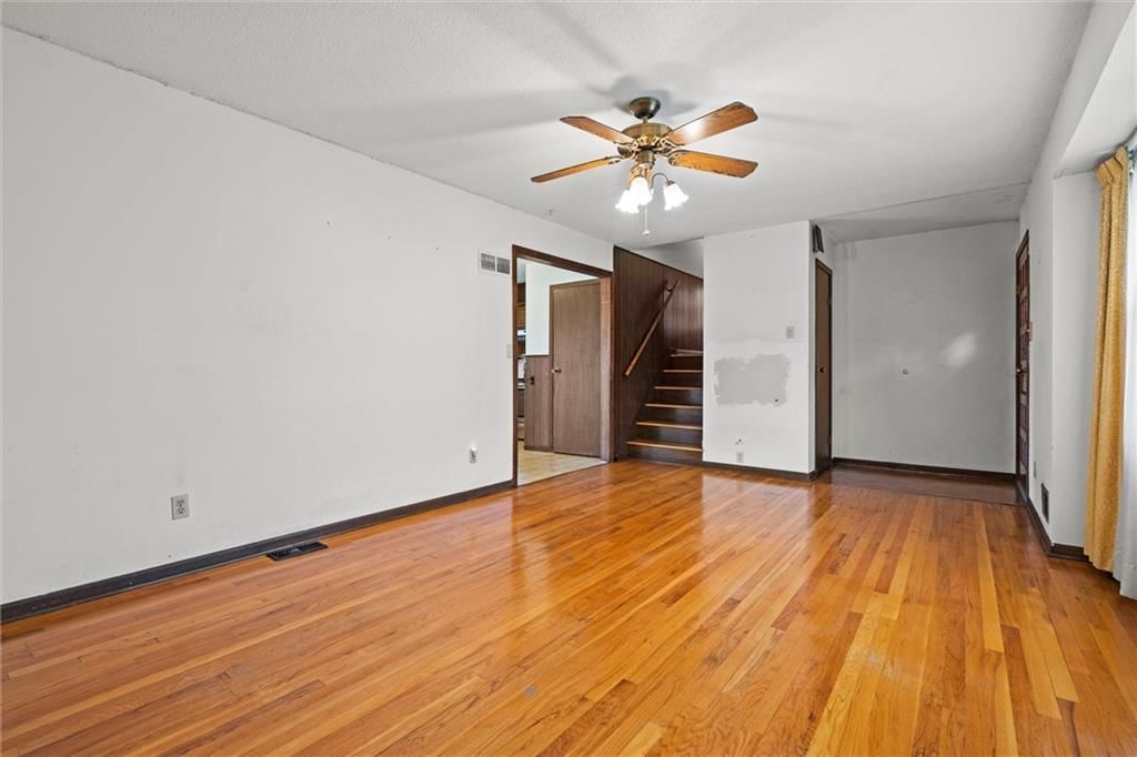 105 N Austin Street — photo 8