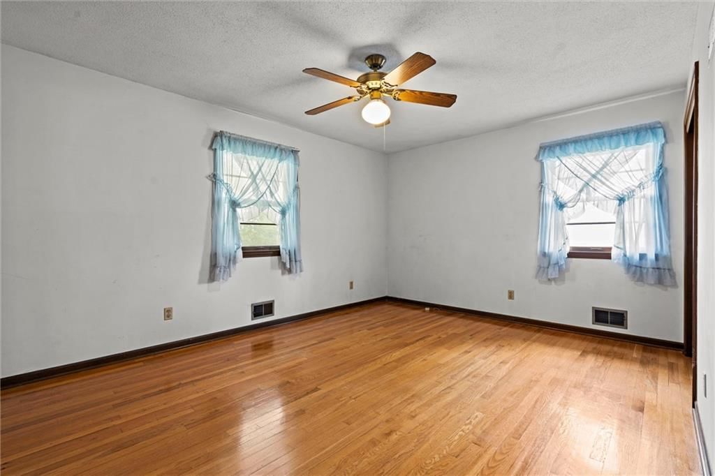 105 N Austin Street — photo 18