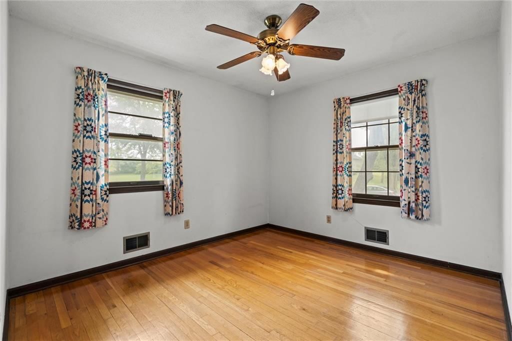 105 N Austin Street — photo 22