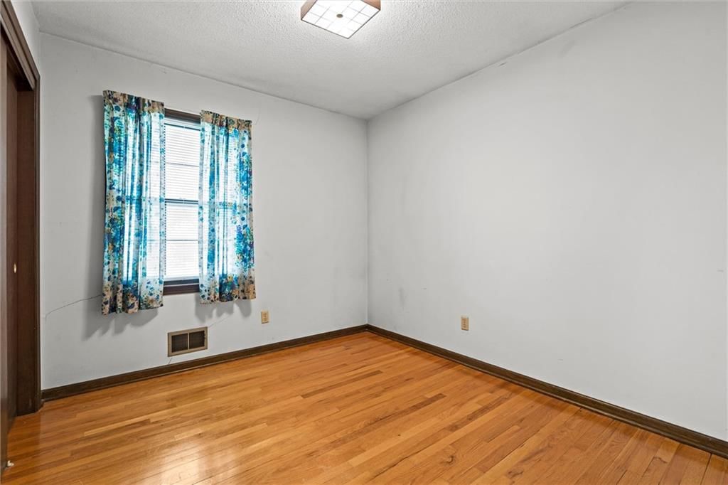 105 N Austin Street — photo 24