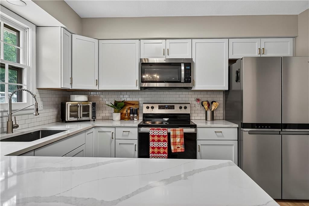 Photo 3 of 23 - 2900 Belle Haven Drive