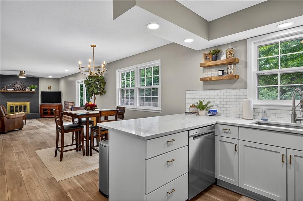Photo 5 of 23 - 2900 Belle Haven Drive