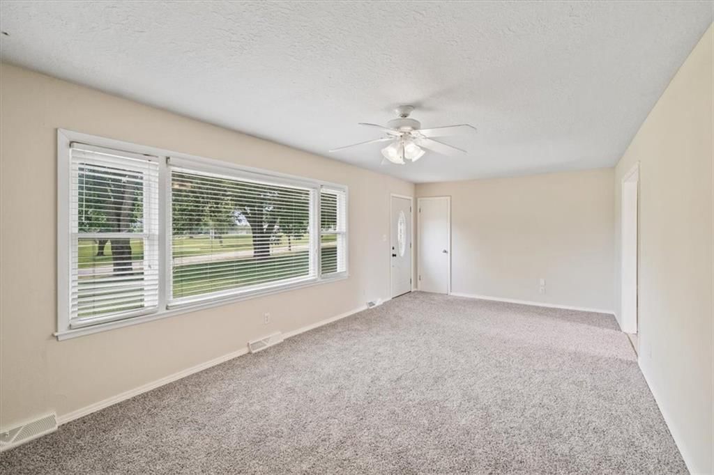 Photo 5 of 16 - 441 E Bates Street