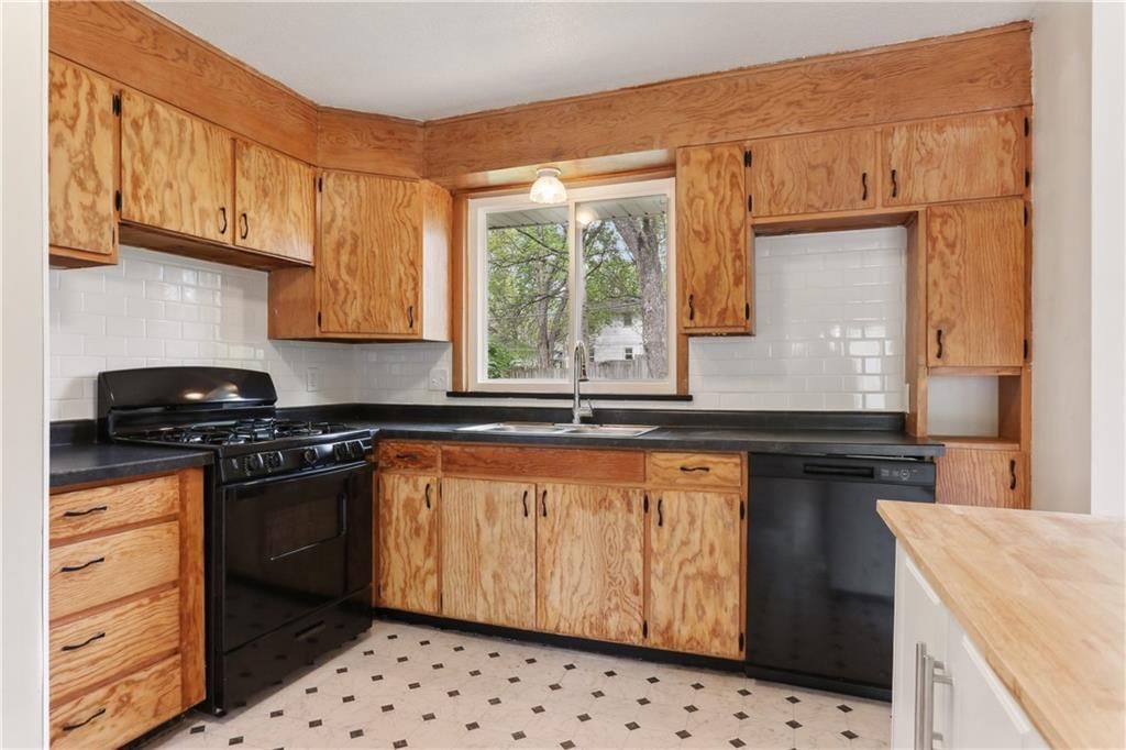 Photo 7 of 17 - 9312 Fairwood Drive