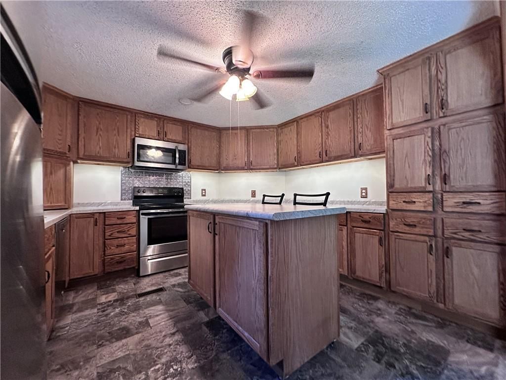 Photo 9 of 48 - 301 E Colt Street