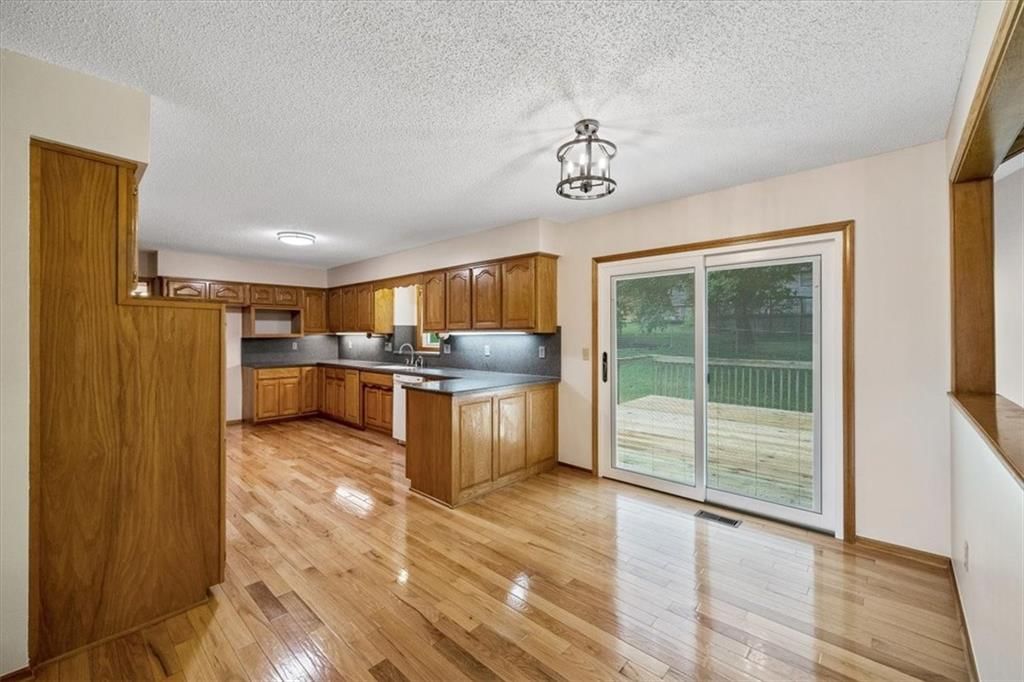 Photo 5 of 27 - 613 Lakeview Drive