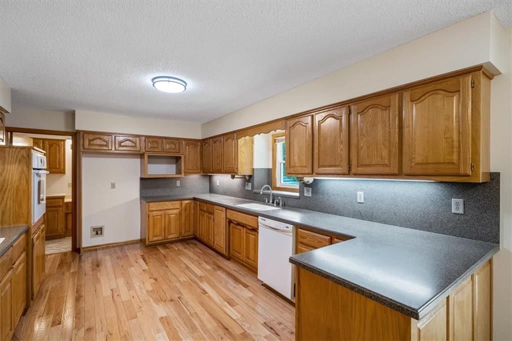 Photo 9 of 27 - 613 Lakeview Drive