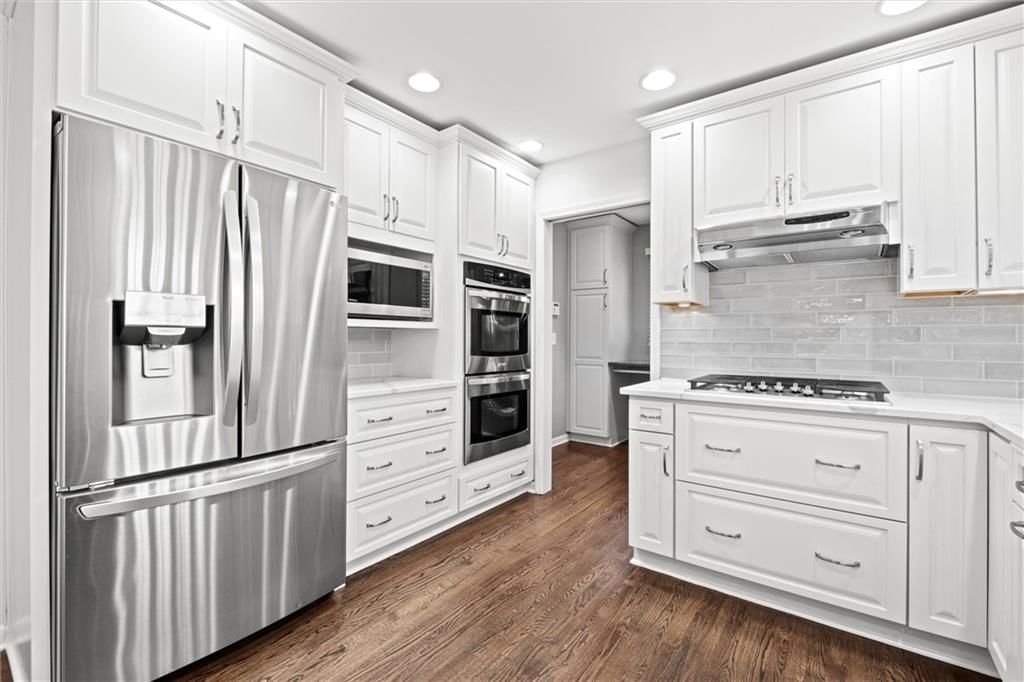 Photo 18 of 52 - 4404 W 93rd Street