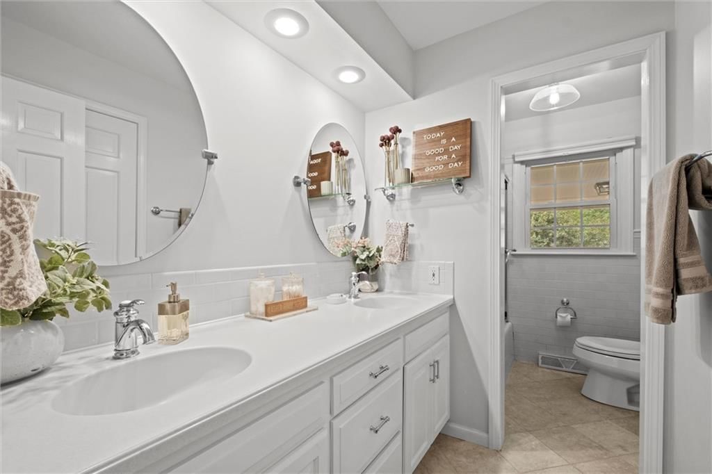 Photo 27 of 52 - 4404 W 93rd Street