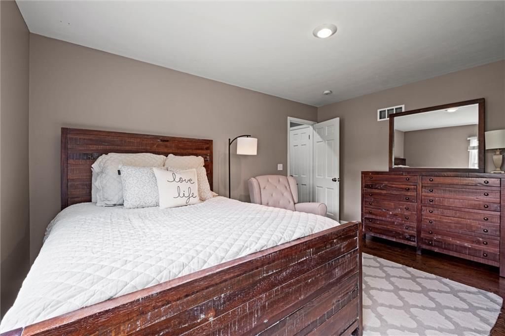 Photo 35 of 52 - 4404 W 93rd Street