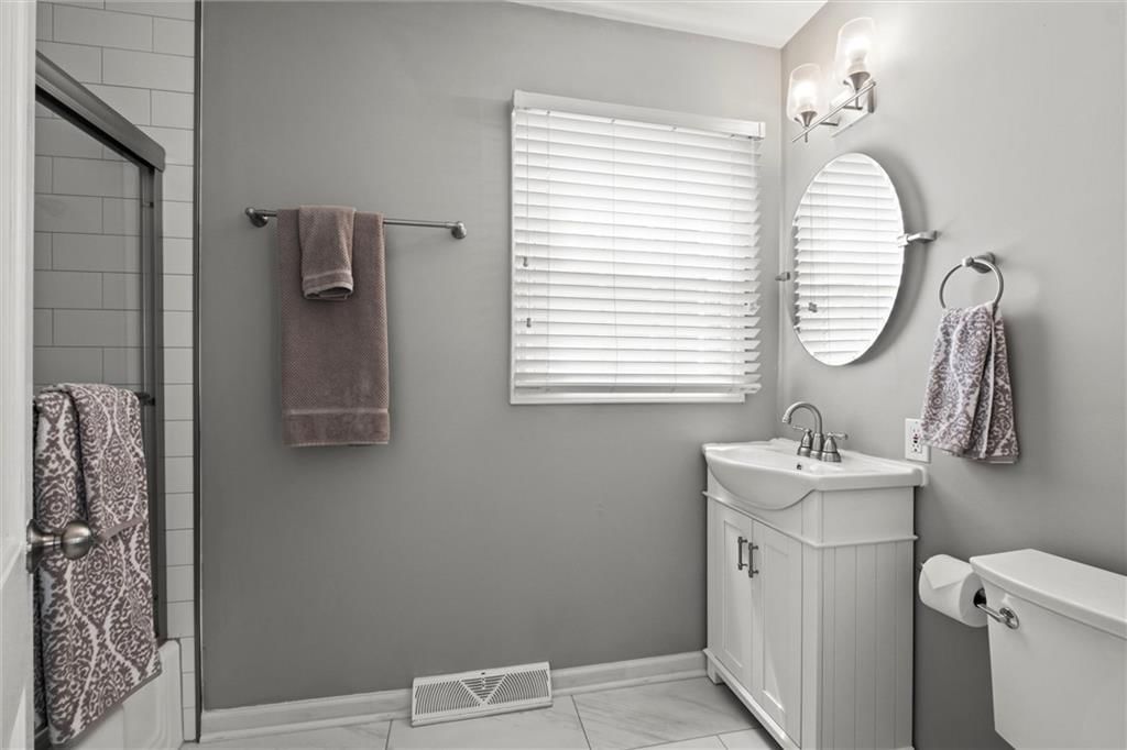 Photo 36 of 52 - 4404 W 93rd Street