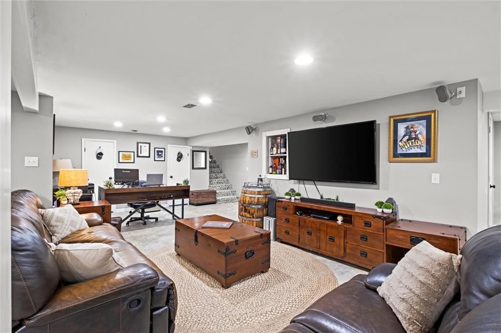 Photo 38 of 52 - 4404 W 93rd Street