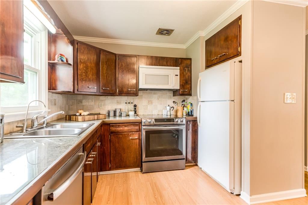 Photo 10 of 37 - 8926 W 101st Street