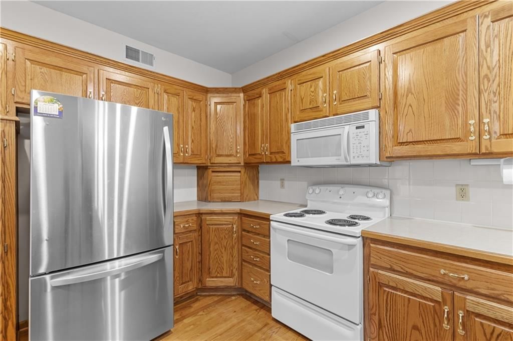 Photo 8 of 29 - 3205 NE 63rd Terrace