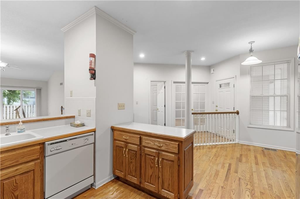 Photo 9 of 29 - 3205 NE 63rd Terrace